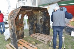 Kołobrzeg: Olbrzymia osłona działa wydobyta z wraku z dna Bałtyku