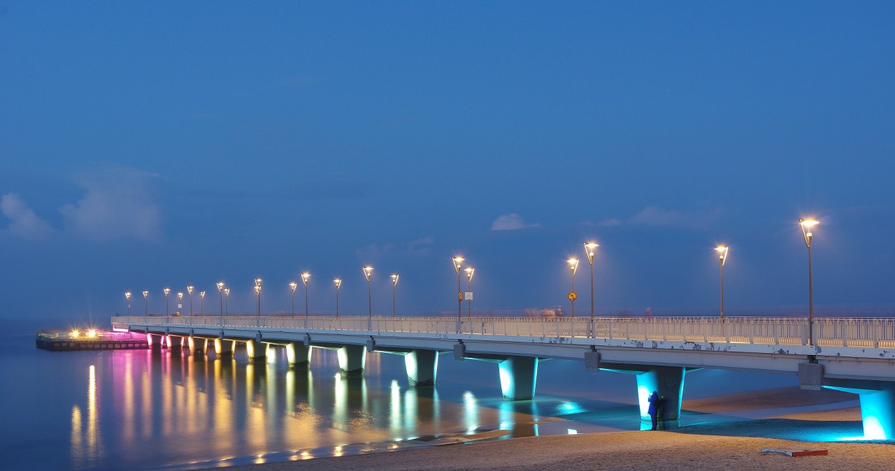 Kołobrzeg zimą zachwyca nawet bardziej. O tej porze roku nie znajdziesz tam tłumów, a świeże powietrze i widoki zachwycają /Marek BAZAK/East News /East News