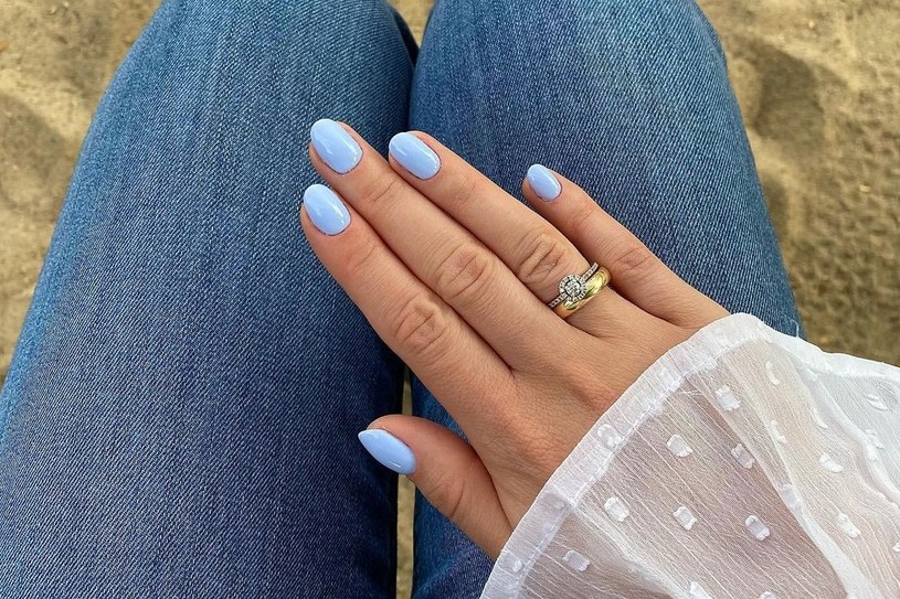 Kolor baby blue jest idealny na wakacyjny manicure /Instagram