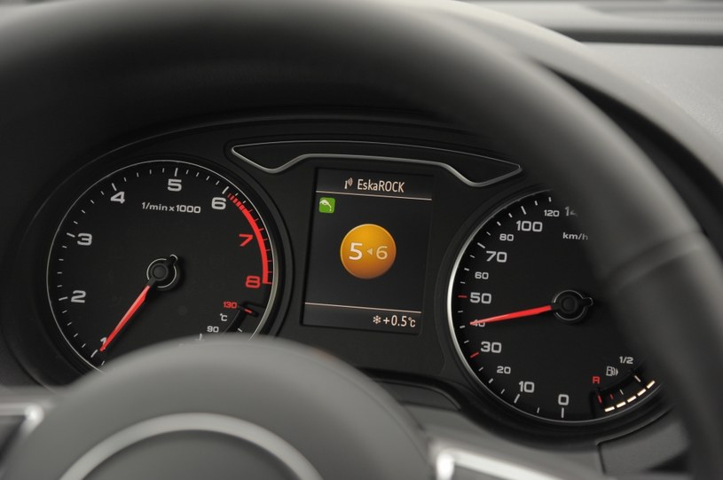 Kolor pomarańczowy pojawia się, jeśli należy wrzucić wyższy bieg lub zredukować, gdy obroty silnika spadają zbyt nisko. /Motor