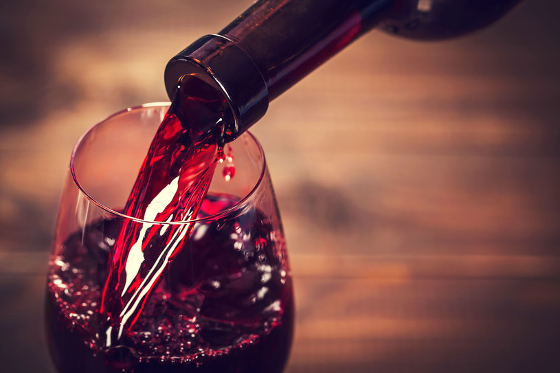 Kolor wina idealnie sprawdzi się dla dojrzałych kobiet /123RF/PICSEL