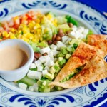 Kolorowa i wiosenna sałatka z sosem meksykańskim. Sprawdzi się na kolację lub jako dodatek do grillowanych potraw