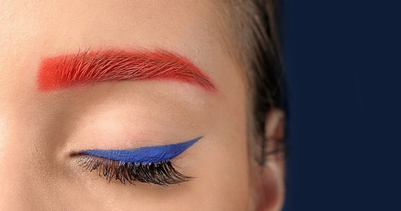 Kolorowa kreska na powiece nawiązuje do estetyki Y2K, która ostatnio znów jest na topie /Pixel