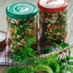 Kolorowa sałatka na zimę. Pyszna jarzynka do słoików
