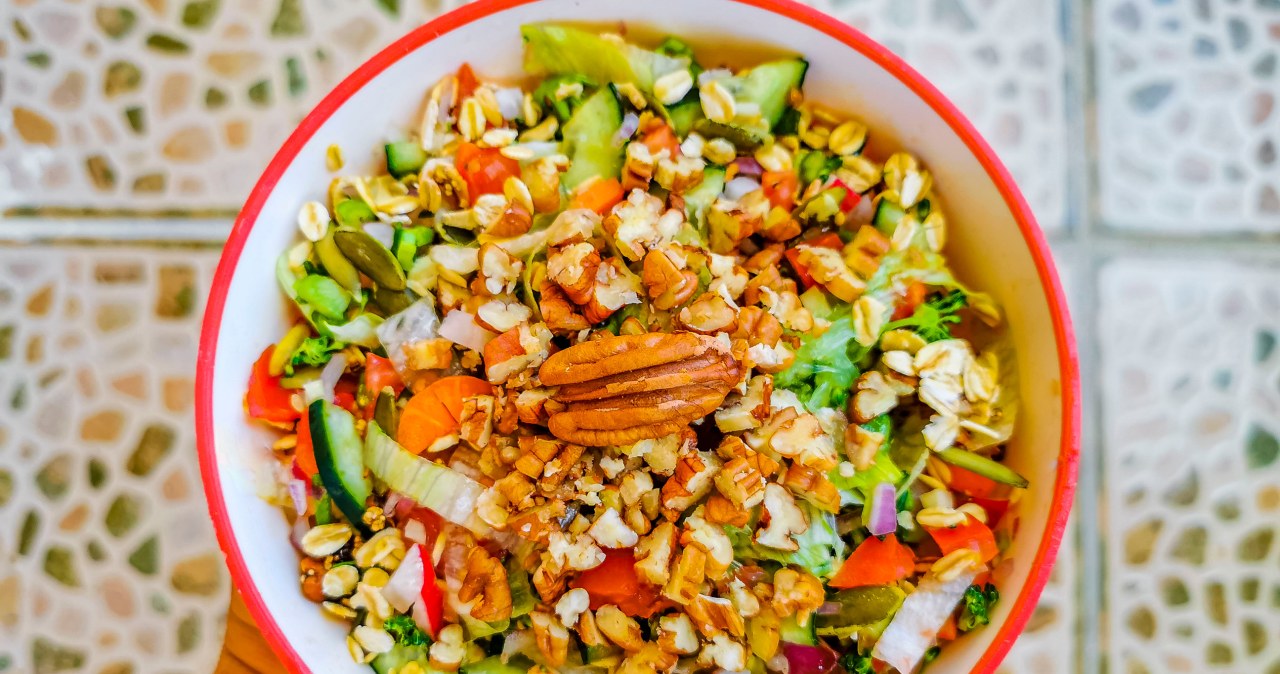 Kolorowa sałatka warzywna z dodatkiem orzechów /arkadijschell /123RF/PICSEL