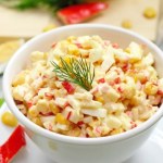 Kolorowa, sycąca i smakowita. Sałatka rajska nie tylko na imprezy