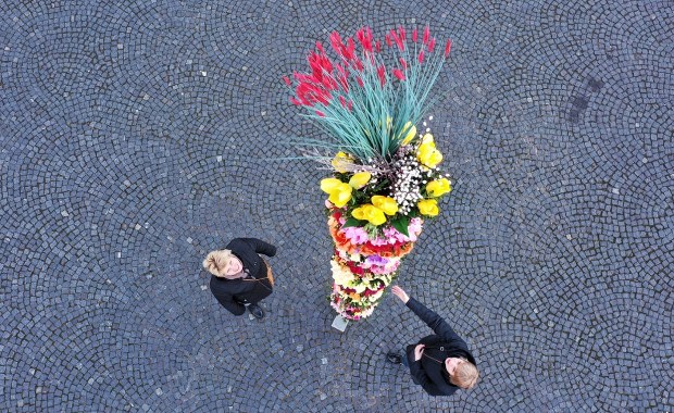 Kolorowa, wysoka na ponad 5 metrów. Wielkanocna palma zdobi już rynek w Koźminku
