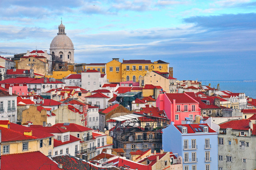 Kolorowe domy dzielnicy Alfama w Lizbonie, Portugalia /Picsel /123RF/PICSEL