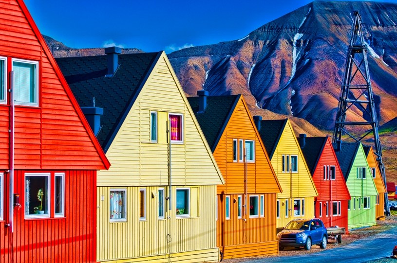 Kolorowe domy w Longyearbyen, Svalsbard (Norwegia) /123RF/PICSEL