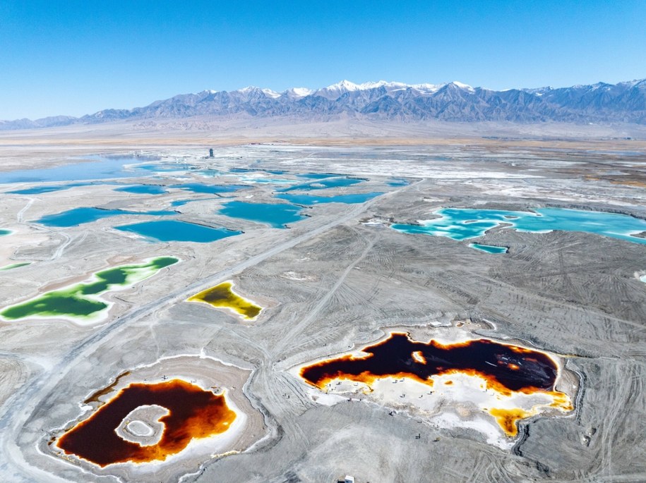 Kolorowe jezioro Da Qaidam w Chinach /IMAGO/Imago Stock and People /East News
