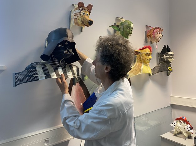 Kolorowe maski pomagają dzieciom łatwiej znieść radioterapię. /Aneta Łuczkowska /RMF FM