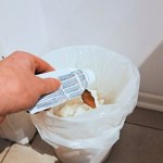 Kolorowe paski na tubkach pasty do zębów. Fakty i mity, które wprowadzają w błąd