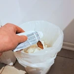 Kolorowe paski na tubkach pasty do zębów. Fakty i mity, które wprowadzają w błąd