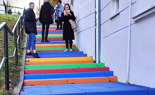 Kolorowe schody przyciągały mieszkańców i turystów. Ktoś je przemalował