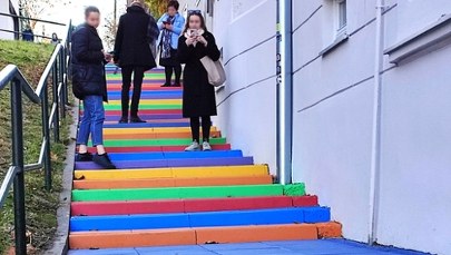 Kolorowe schody przyciągały mieszkańców i turystów. Ktoś je przemalował