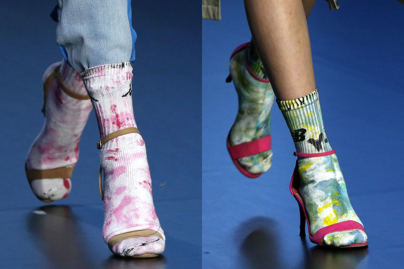 Kolorowe skarpety i letnie eleganckie sandałki -  tak przechadzały się modelki podczas lutowego pokazu w Rzymie /Getty Images