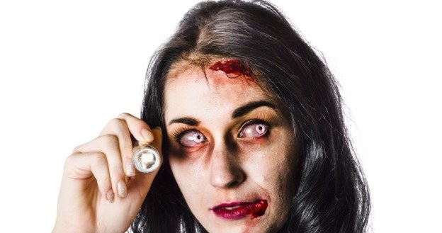 Kolorowe soczewki kontaktowe kupowane na Halloween mogą być niebezpieczne dla zdrowia /123RF/PICSEL