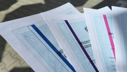 Kolorowe świadectwa z paskiem dla wszystkich uczniów. Nietypowa akcja śremskiej szkoły