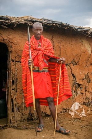 Kolorowe tkaniny noszone przez Masajów to shuka. Czerwony uważany jest za święty kolor i symbolizuje krew. Chroni Masajów przed dzikimi zwierzętami /123RF/PICSEL