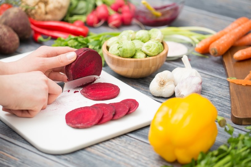 Kolorowe warzywa jedz trzy lub pięć razy dziennie surowe lub krótko gotowane /123RF/PICSEL