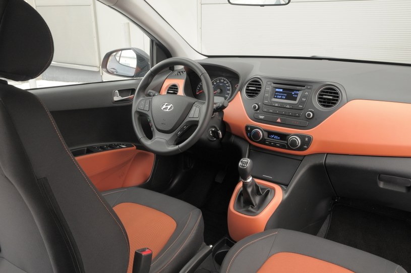 Kolorowe wstawki ożywiają wnętrze. Klimatyzacja automatyczna to dodatek do wersji Premium (1000 zł), natomiast wielofunkcyjna kierownica jest w tym wariancie seryjna. /Motor