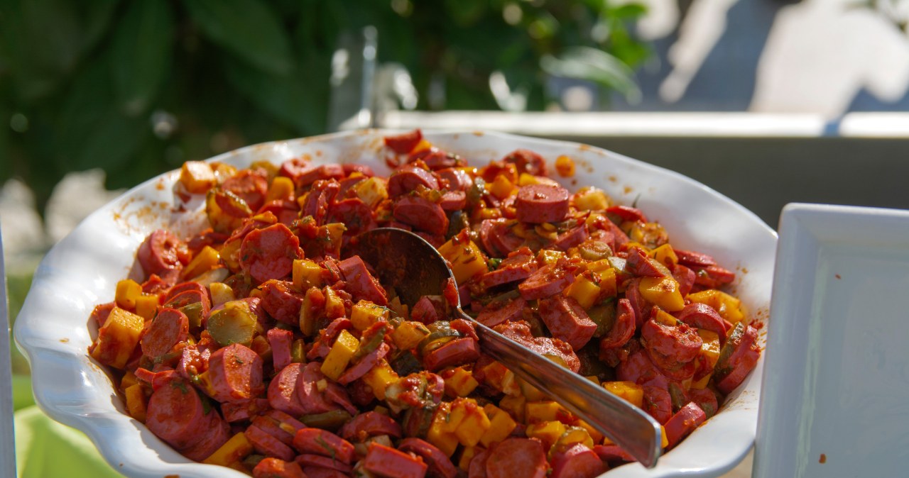 Kolorowy kociołek cygański z papryką i frankfurterkami /sergeysosnitsky /123RF/PICSEL