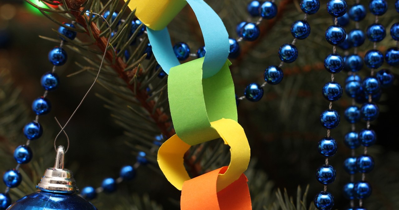 Kolorowy łańcuch wykonany z papieru /123RF/PICSEL