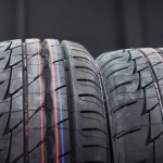 Kolorowy pasek na oponie. To nie jest potwierdzenie, że jest nowa