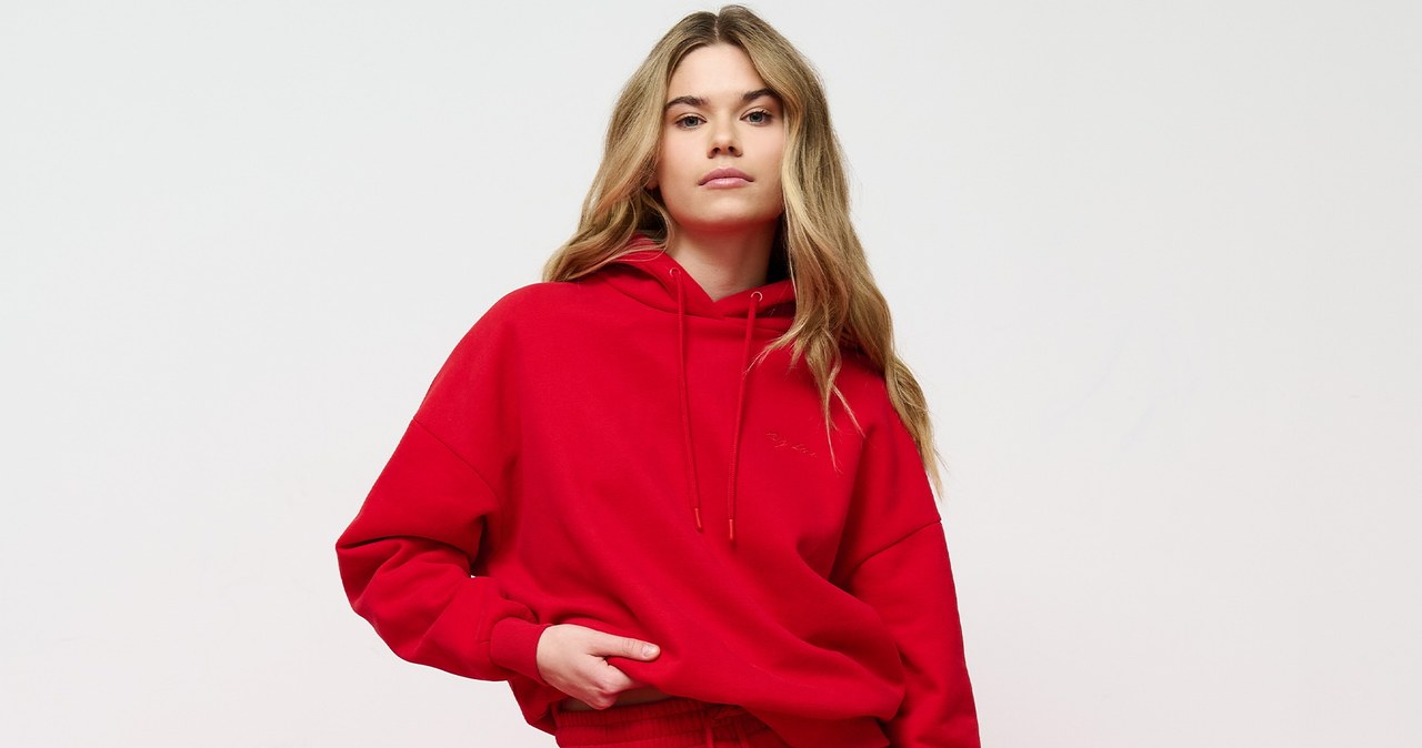 Kolorystyka i wzornictwo bluz damskich z kapturem ma ogromny wpływ na ostateczny look /materiały promocyjne