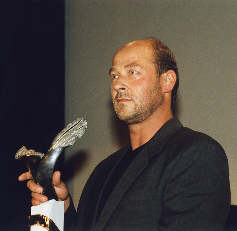 Kolski z Orłem zdobytym za film "Historia kina w Popielawach" w 1999 roku /Prończyk /AKPA