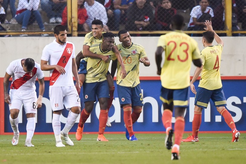 Kolumbijczycy cieszą się po golu Duvana Zapaty /AFP
