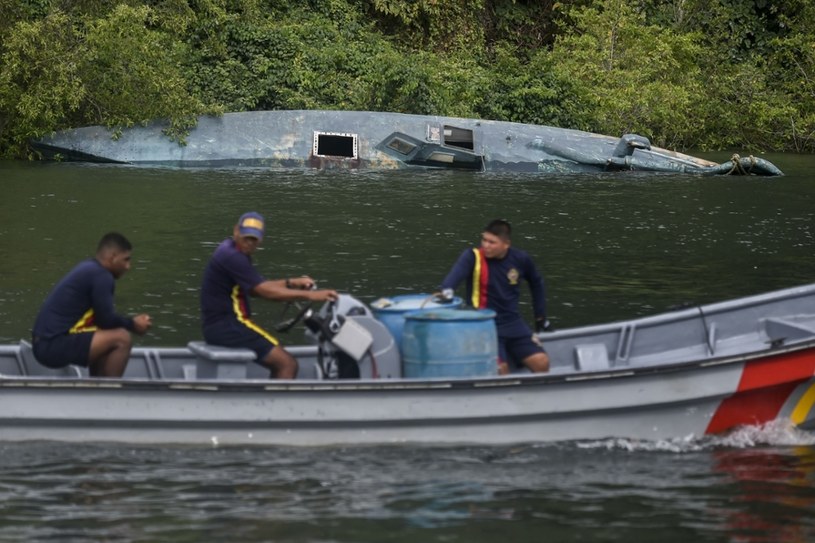 Kolumbijczycy przy zatopionej przez patrolowiec łodzi przemytników /Louis Robayo/AFP /East News