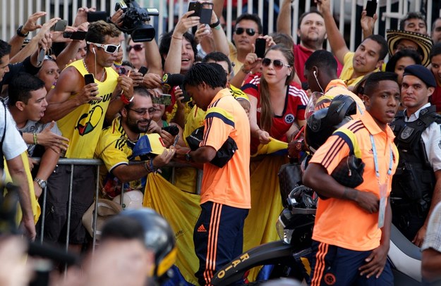 Kolumbijscy piłkarze rozdają autografy /Mauricio Duenas Castaneda /PAP/EPA