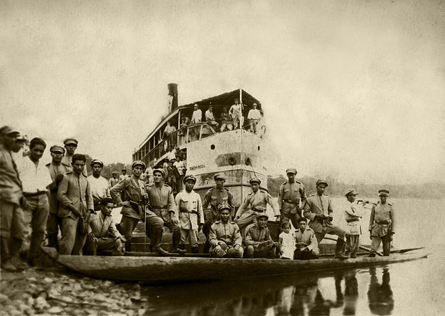 Kolumbijscy żołnierze na tle statku transportowego, kwiecień 1933 rok /archiwum S. Zagórskiego /INTERIA.PL/materiały prasowe