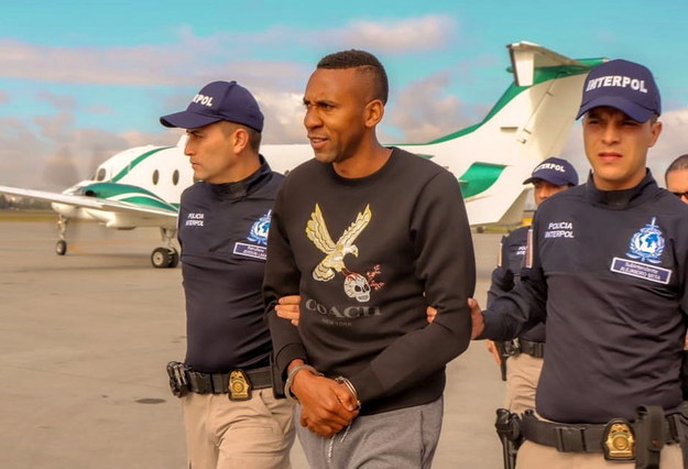 Kolumbijska policja przekazała byłego piłkarza Stanom Zjednoczonym /Colombian Police HANDOUT /PAP/EPA