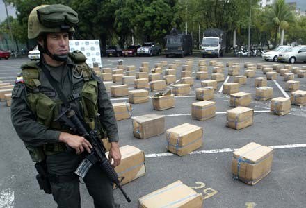 Kolumbijska policja walczy nie tylko z narkotykami /AFP