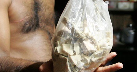 Kolumbijski rolnik pokazuje wytworzoną przez siebie kokainę, październik 2007 /AFP