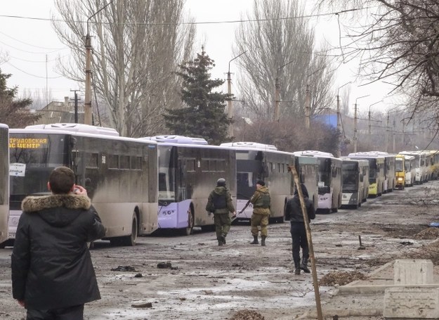 Kolumna autobusów z uchodźcami z Debalcewe /PAP/EPA/Vladimir Vladimirov /PAP/EPA