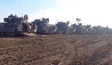 Kolumna bojowych Bradley w Ukrainie gotowa na wielką kontrofensywę