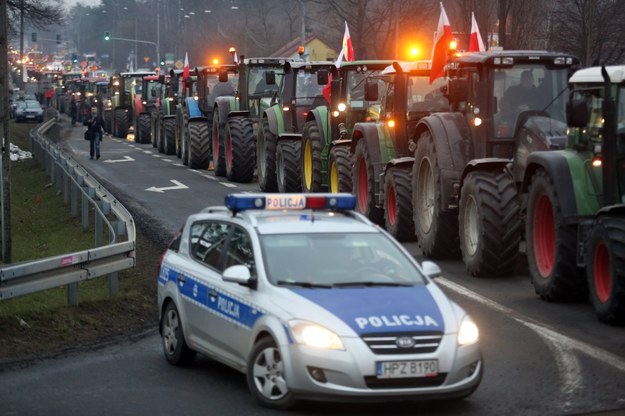 Kolumna ciągników została zatrzymana przez policję na wjeździe do Warszawy od strony wschodniej /Leszek Szymański /PAP