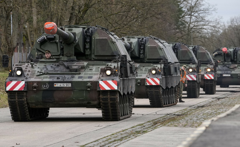 Kolumna niemieckich pojazdów pancernych /AP/Associated Press /East News