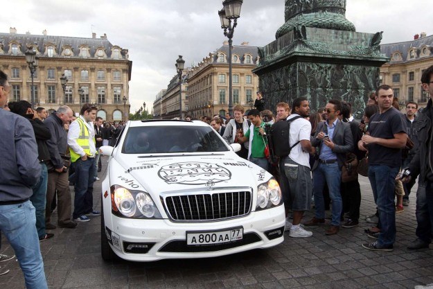 Kolumna niezwykłych samochodów wszędzie wzbudza zainteresowanie /AFP