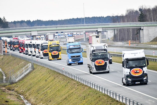 Kolumna protestujących kierowców pojazdów ciężarowych na trasie A2 w okolicach miejscowości Olesin /Przemysław Piątkowski /PAP