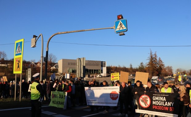 Kolumna protestujących w Krakowie. "Żałobny kondukt"