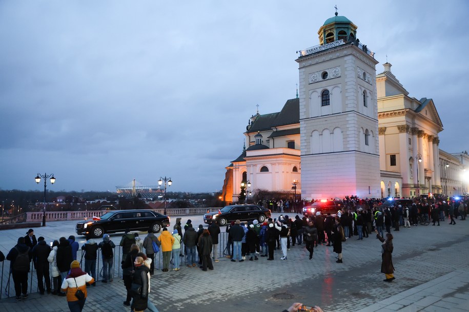 Kolumna samochodów z prezydentem USA Joe Bidenem na pl. Zamkowym w Warszawie / 	Rafał Guz    /PAP