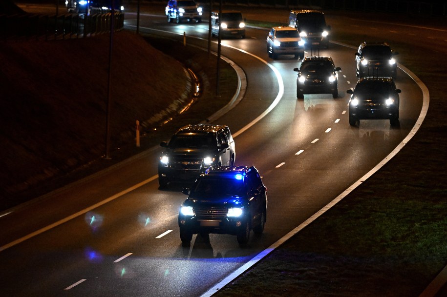 Kolumna samochodów z prezydentem USA Joe Bidenem w Przemyślu /	Darek Delmanowicz   /PAP