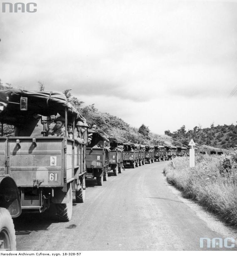 Kolumna transportowa 1. Dywizji Pancernej - jeszcze na ćwiczeniach w Wielkiej Brytanii (lipiec 1944) /Z archiwum Narodowego Archiwum Cyfrowego