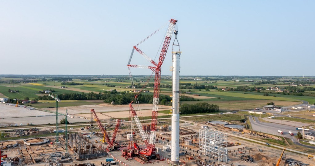 Kolumna Wash Tower jest stawiana na fundamentach w Płocku. Betonowy gigant waży ponad 800 ton /PKN Orlen /materiały prasowe