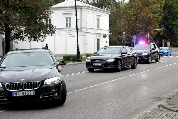 Kolumna z samochodem prezydenta Andrzeja Dudy (C) dojeżdża do Belwederu /Marcin Obara /PAP