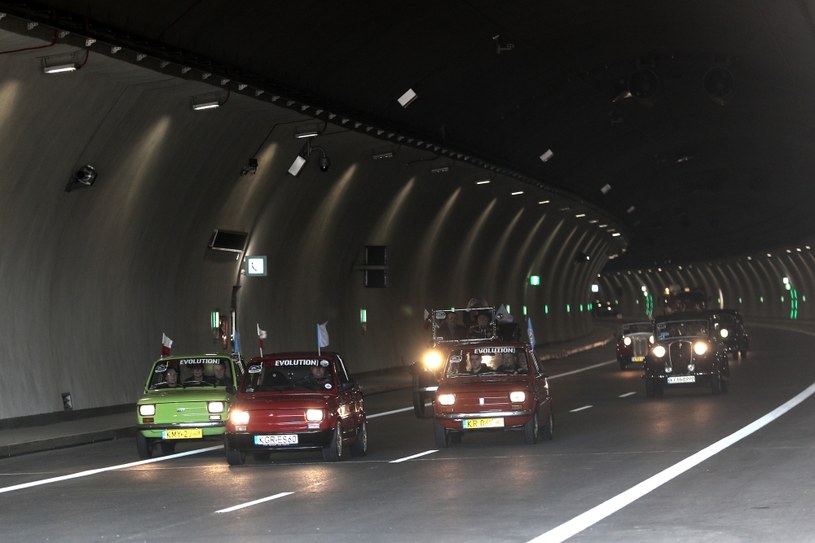 Kolumna zabytkowych samochodów pokonuje tunel na Zakopiance / 	Grzegorz Momot    /PAP